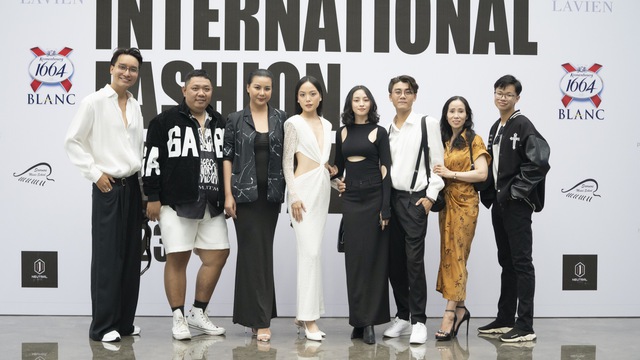  Đầm lụa của 2 NTK trẻ Việt Nam tham dự lễ hội thời trang quốc tế - Ảnh 14.