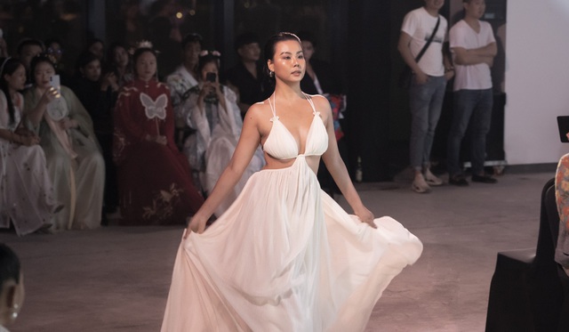  Đầm lụa của 2 NTK trẻ Việt Nam tham dự lễ hội thời trang quốc tế - Ảnh 1.