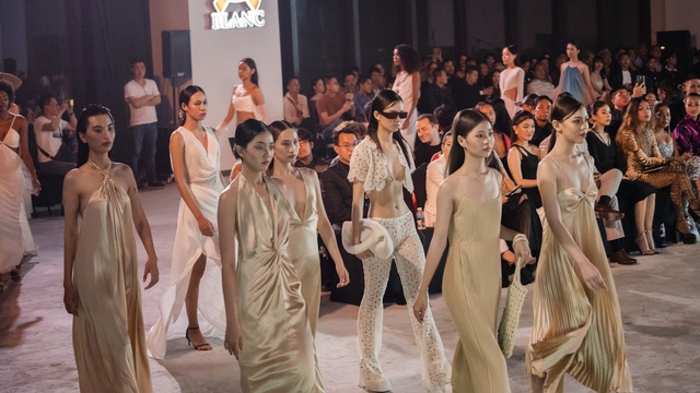  Đầm lụa của 2 NTK trẻ Việt Nam tham dự lễ hội thời trang quốc tế - Ảnh 6.