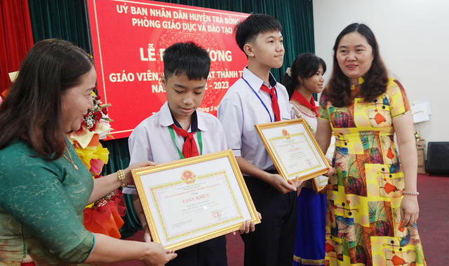 Học sinh người Kor đầu tiên đoạt giải cao nhất kỳ thi cấp tỉnh - Ảnh 1.
