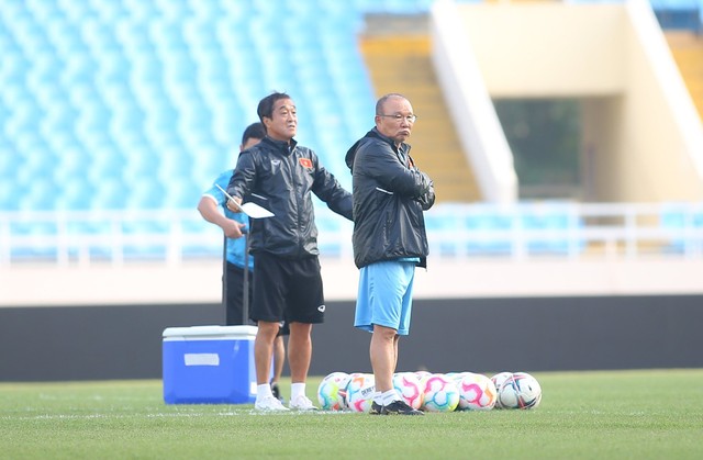 HLV Park Hang-seo và cựu trợ lý Lee Young-jin có thể lại cùng 'khoác áo' CLB V-League - Ảnh 2.