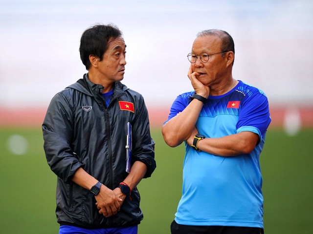 HLV Park Hang-seo và cựu trợ lý Lee Young-jin có thể lại cùng 'khoác áo' CLB V-League - Ảnh 1.