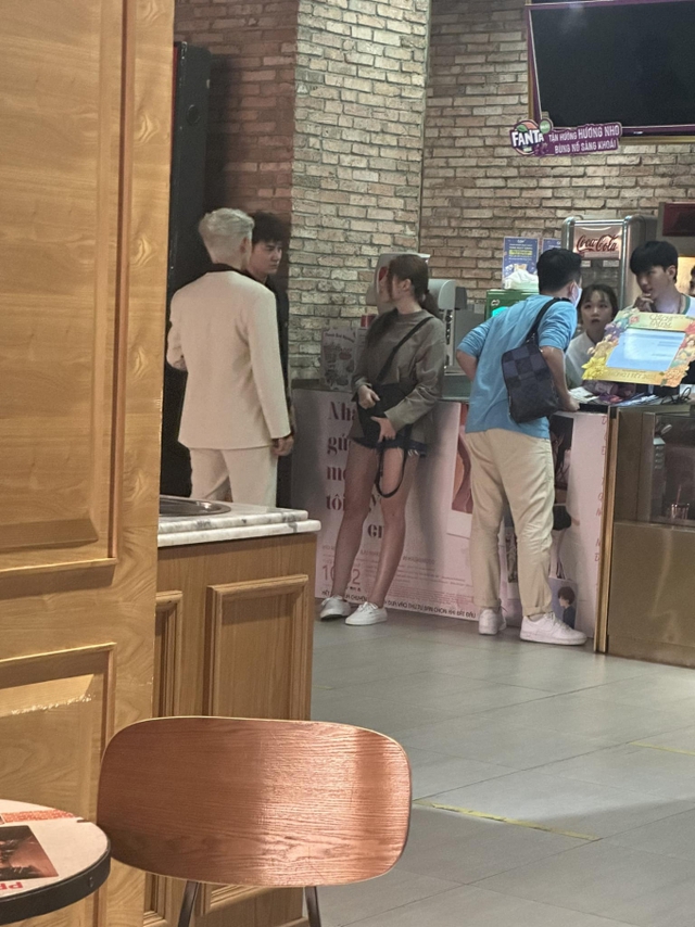 Trấn Thành bị tố tranh chỗ mua vé, bỏ tiền bao cả rạp vì muốn 'riêng tư' - Ảnh 3. Trấn Thành bị tố tranh chỗ mua vé, bỏ tiền bao cả rạp vì muốn 'riêng tư' - Ảnh 3.