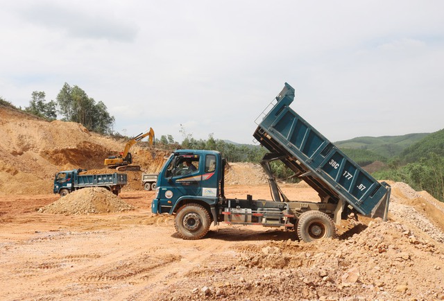 Thiếu đất, cát đe dọa tiến độ loạt công trình trọng điểm - Ảnh 1. Thiếu đất, cát đe dọa tiến độ loạt công trình trọng điểm - Ảnh 1.
