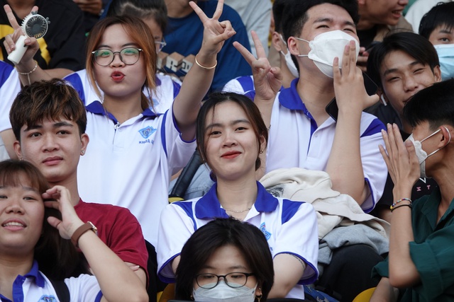 Bất ngờ sân Cần Thơ, cổ động viên đông hơn V-League - Ảnh 4.