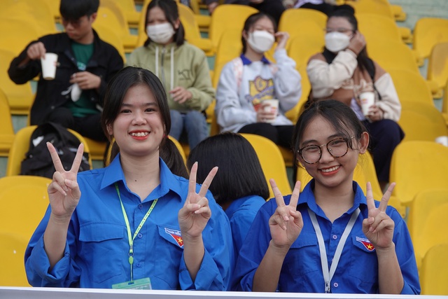 Bất ngờ s&acirc;n Cần Thơ, cổ động vi&ecirc;n đ&ocirc;ng hơn V-League - Ảnh 5.