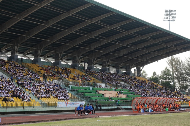 Bất ngờ sân Cần Thơ, cổ động viên đông hơn V-League - Ảnh 1.