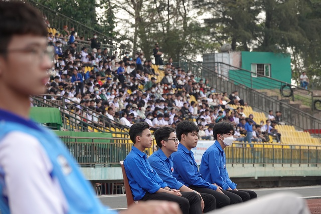 Bất ngờ s&acirc;n Cần Thơ, cổ động vi&ecirc;n đ&ocirc;ng hơn V-League - Ảnh 14.