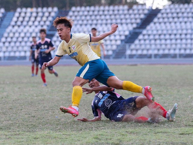 Bất ngờ sân Cần Thơ, cổ động viên đông hơn V-League - Ảnh 9.