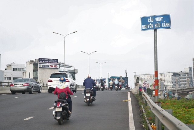 Chính thức thông xe cầu vượt, hết cảnh chen nhau qua đường Nguyễn Hữu Cảnh - Ảnh 1.