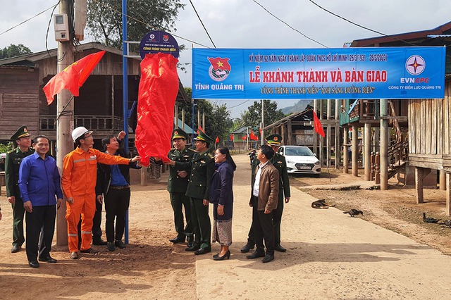 Tuổi trẻ Công ty Điện lực Quảng Trị chung tay đưa ánh sáng về bản làng - Ảnh 2.