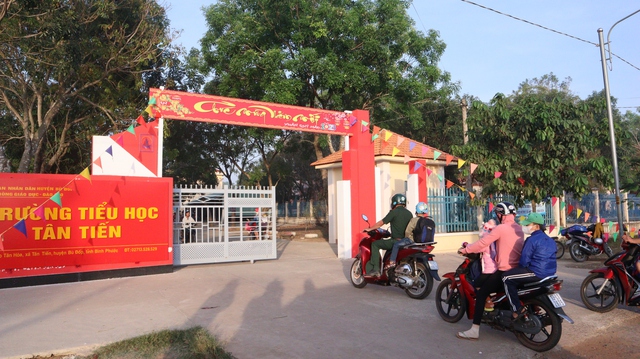 BĐBP tỉnh Bình Phước nâng bước em tới trường - Ảnh 3.