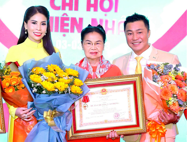 Gia đình Lý Hùng, Lý Hương nhận Huân chương Lao động hạng ba - Ảnh 1.