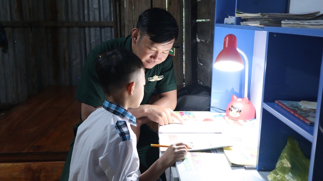BĐBP tỉnh Bình Phước nâng bước em tới trường - Ảnh 1.