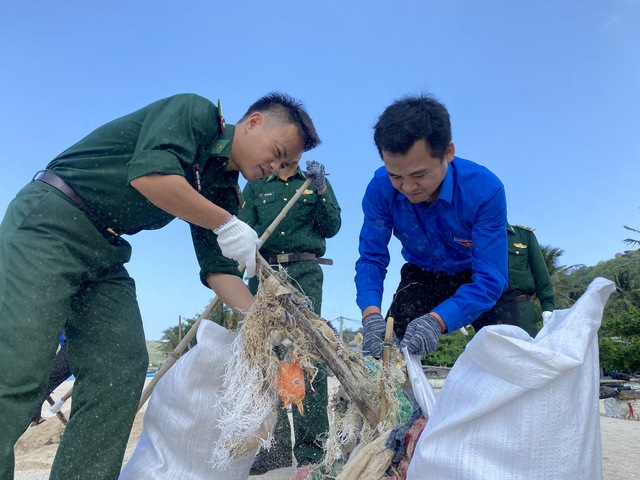 Bình Định: Hàng chục suất quà vượt biển đến với người dân xã đảo - Ảnh 4.