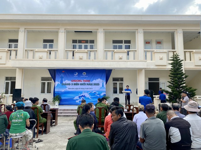 B&igrave;nh Định: H&agrave;ng chục suất qu&agrave; vượt biển đến với người d&acirc;n x&atilde; đảo - Ảnh 2.