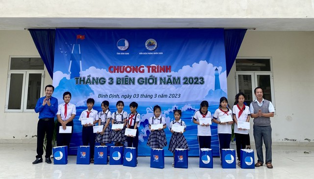 B&igrave;nh Định: H&agrave;ng chục suất qu&agrave; vượt biển đến với người d&acirc;n x&atilde; đảo - Ảnh 3.