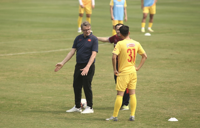 Nhiệt huyết bất tận của HLV Troussier - Ảnh 4.