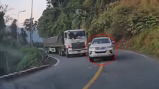 Toyota Fortuner vượt ẩu trên đèo Bảo Lộc: Dân mạng phẫn nộ đòi phạt nghiêm tài xế - Ảnh 2.