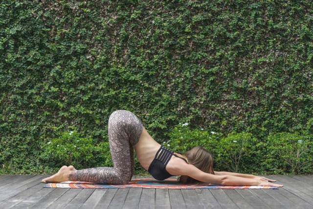 10 động tác yoga đơn giản giúp giảm đau cổ vai gáy hữu hiệu  - Ảnh 11.