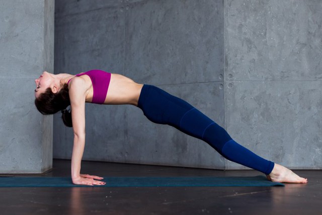 10 động tác yoga đơn giản giúp giảm đau cổ vai gáy hữu hiệu  - Ảnh 5.