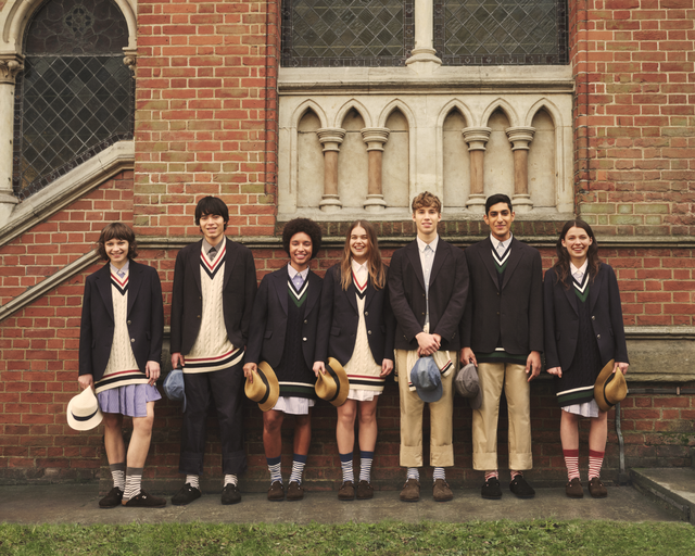 Trang phục theo phong cách học đường thoải mái, tiện dụng như sinh viên Anh quốc - Ảnh 1.