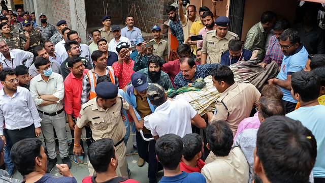 Ấn Độ: Đang đi trên miệng giếng thì sàn đổ sập, 13 người chết - Ảnh 1.