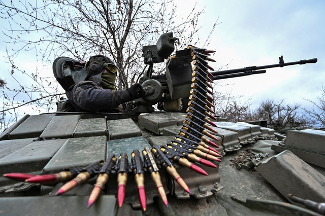 Chiến sự ngày 399: Nga nói Ukraine tập trung lực lượng gần tiền tuyến - Ảnh 1.
