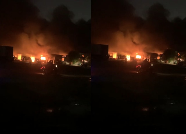 Cháy xưởng gỗ tại TP.HCM sau tiếng nổ - Ảnh 1.