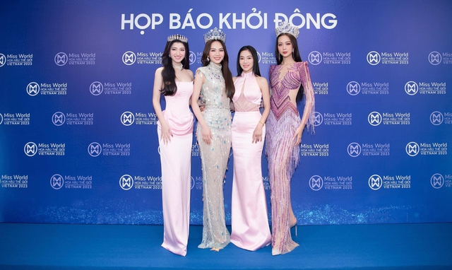 Top 3 Miss World Việt Nam 2022 cùng bà Phạm Kim Dung tại thảm đỏ sự kiện