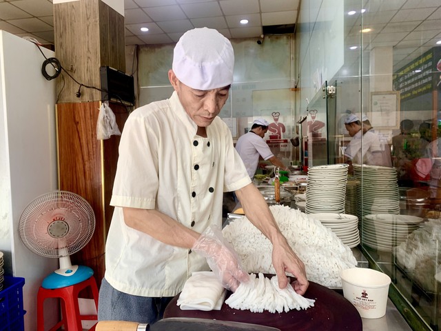 Món ngon Q.3, TP.HCM: Quán phở làm thủ công, khách được trải nghiệm làm bánh phở - Ảnh 4. Món ngon Q.3, TP.HCM: Quán phở làm thủ công, khách được trải nghiệm làm bánh phở - Ảnh 4.
