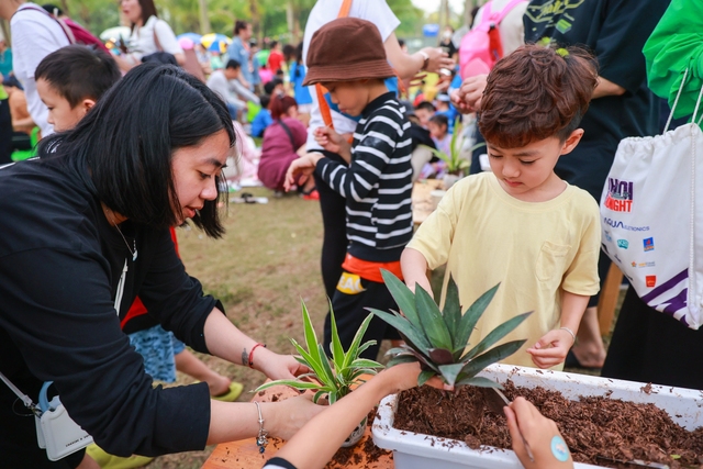 Sở GD&ĐT Nghệ An, nhà sáng lập Ecopark xây quỹ học bổng cho 1.000 em đến trường - Ảnh 3.