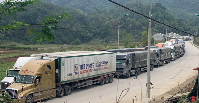 Cảnh ùn ứ nông sản xuất khẩu Trung Quốc tái diễn Lạng Sơn - Ảnh 1. Cảnh ùn ứ nông sản xuất khẩu Trung Quốc tái diễn Lạng Sơn - Ảnh 1.