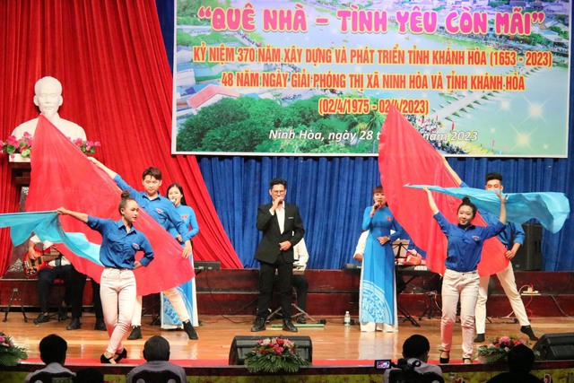 Ninh Hòa tổ chức đêm thơ nhạc Quê nhà - Tình yêu còn mãi - Ảnh 1.