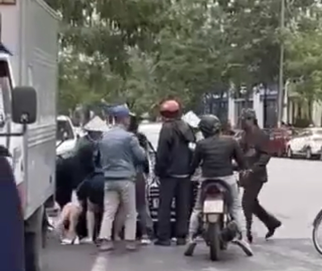 Quảng Ninh: Cô gái bị đánh hội đồng vì đỗ xe trước cửa quán hoa - Ảnh 1.