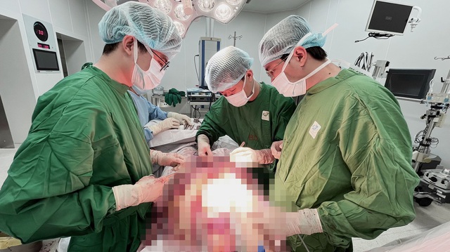 Cứu sống bệnh nhân bị 5 vết dao đâm thấu ngực bụng - Ảnh 1.