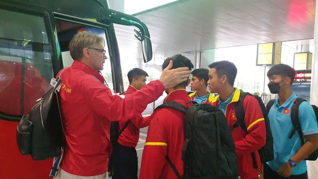 HLV Troussier chia tay học trò ngay tại sân bay, hồi hộp chờ đợi U.23 Việt Nam - Ảnh 1.