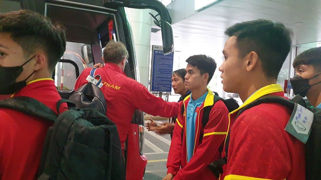 HLV Troussier chia tay học trò ngay tại sân bay, hồi hộp chờ đợi U.23 Việt Nam - Ảnh 4.
