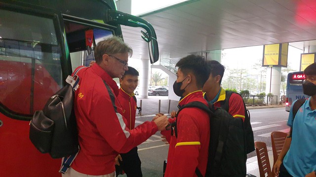 HLV Troussier chia tay học trò ngay tại sân bay, hồi hộp chờ đợi U.23 Việt Nam - Ảnh 2.