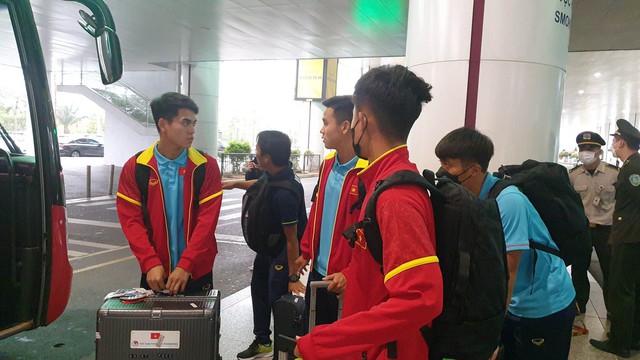 HLV Troussier chia tay học trò ngay tại sân bay, hồi hộp chờ đợi U.23 Việt Nam - Ảnh 3.