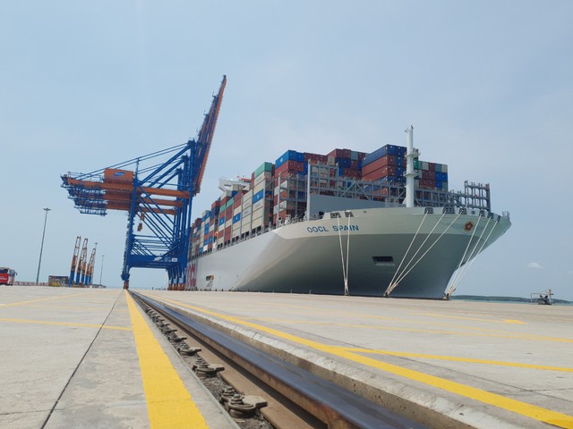 Bà Rịa-Vũng Tàu: Đón siêu tàu container dài gần 400m cập cảng làm hàng  - Ảnh 1.