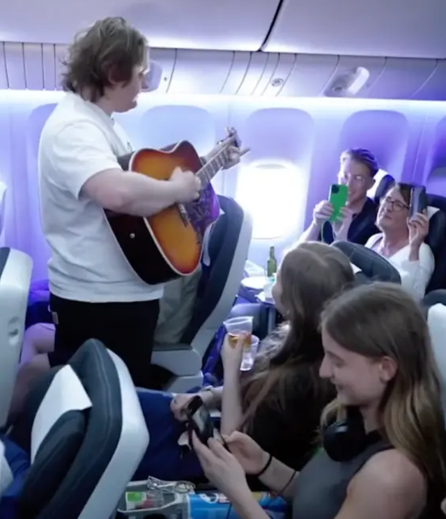 Phấn khích khi nam ca sĩ trẻ nổi tiếng bất ngờ biểu diễn trên chuyến bay - Ảnh 2.