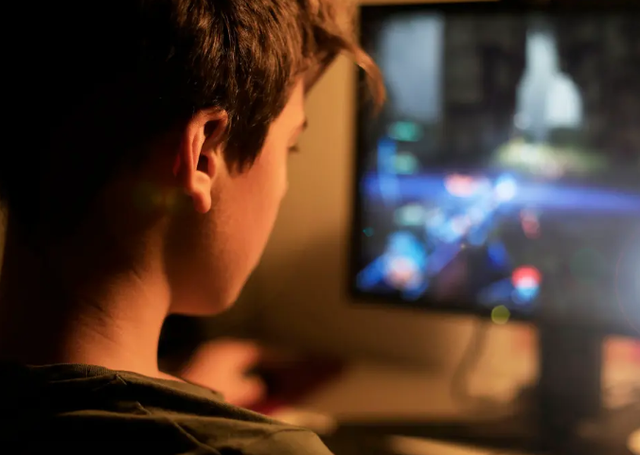 Hàng trăm đứa trẻ phải điều trị tâm lý do nghiện trò chơi điện tử bạo lực - Ảnh 2.