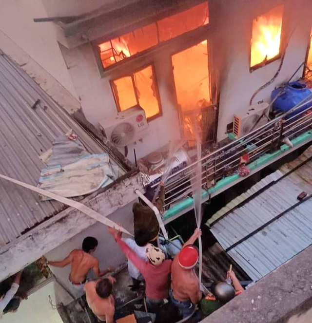 Bạc Liêu: Cháy tiệm hớt tóc trong chợ Gành Hào sau tiếng nổ lớn - Ảnh 1.