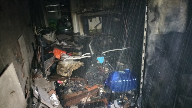 Bạc Liêu: Cháy tiệm hớt tóc trong chợ Gành Hào sau tiếng nổ lớn - Ảnh 2.