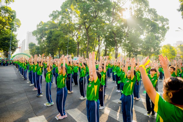 Màn đồng diễn Năng Động Việt Nam do các em học sinh từ 16 trường tiểu học và THCS trình diễn đã thổi bùng sức nóng của ngày hội thể thao
