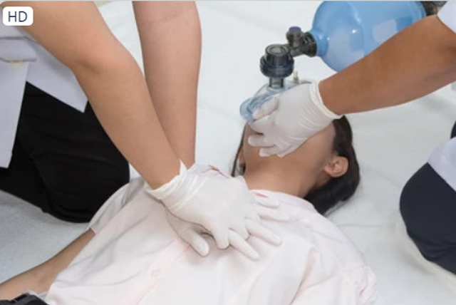 Một nữ y tá tử vong trong khi tự hút mỡ bụng cho mình tại phòng khám - Ảnh 2.