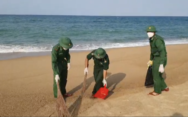 Các ngành chức năng Phú Yên xử lý khẩn cấp sự cố dầu tràn ven biển - Ảnh 1.
