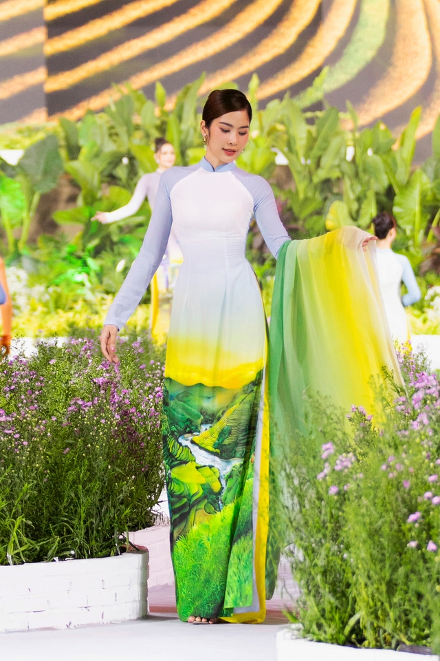 Nghệ nhân Việt đưa danh thắng lên tà áo dài lụa nhuộm ombre - Ảnh 9.