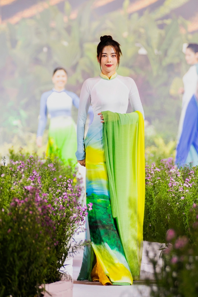 Nghệ nhân Việt đưa danh thắng lên tà áo dài lụa nhuộm ombre - Ảnh 10.